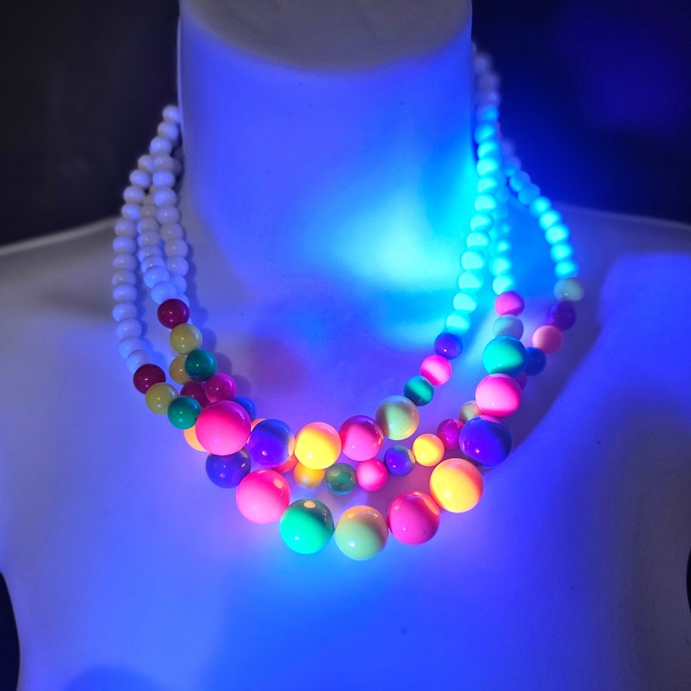 Vtg MultiStrand Lucite Rainbow GLOW Moonlight Blacklight Reactive‎ Bead Necklace